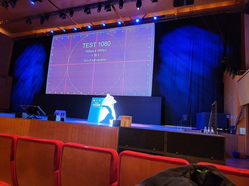 palco con megaschermo