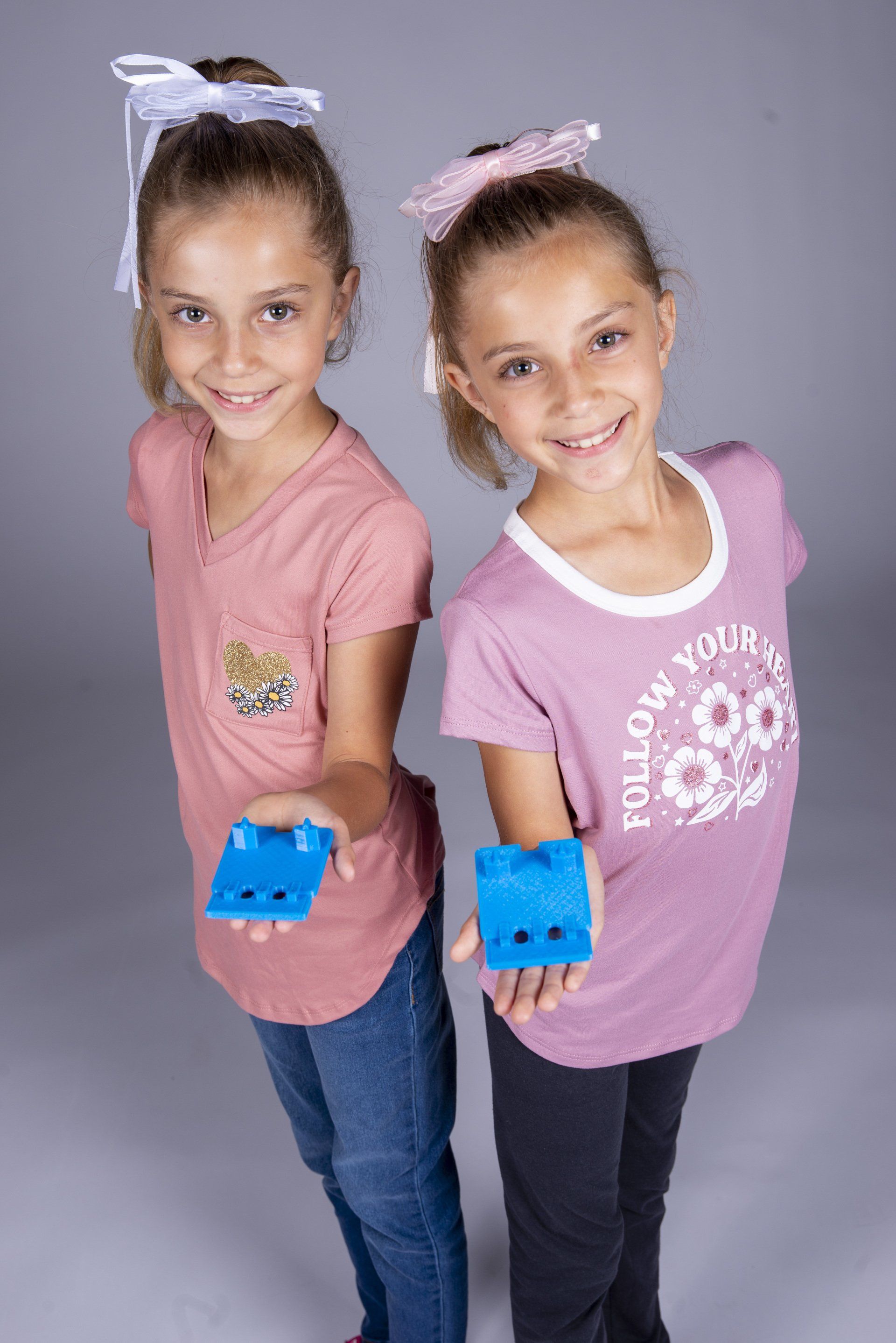 two kids shoe string tool