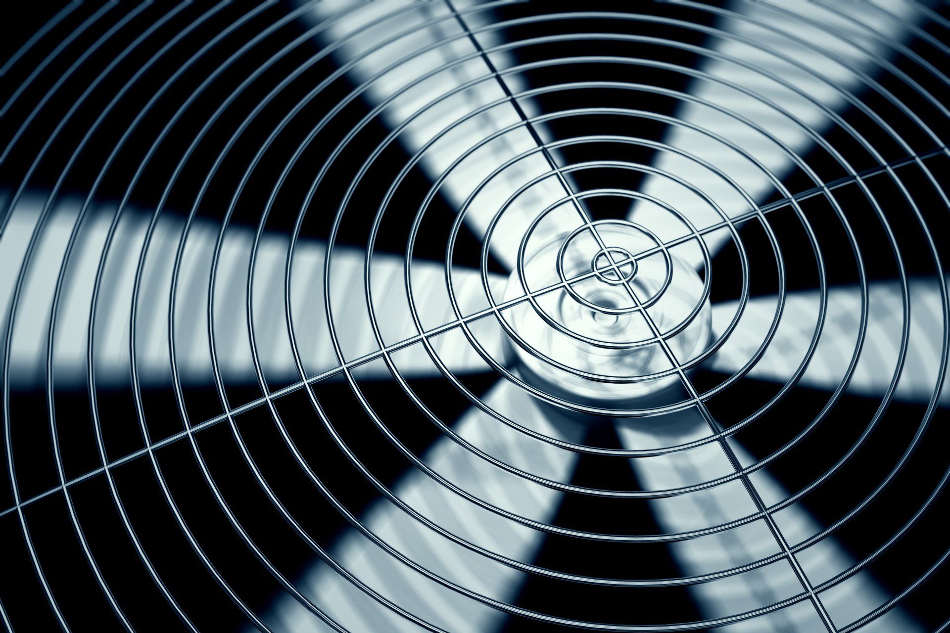 Un gros plan d'un ventilateur avec un fond noir