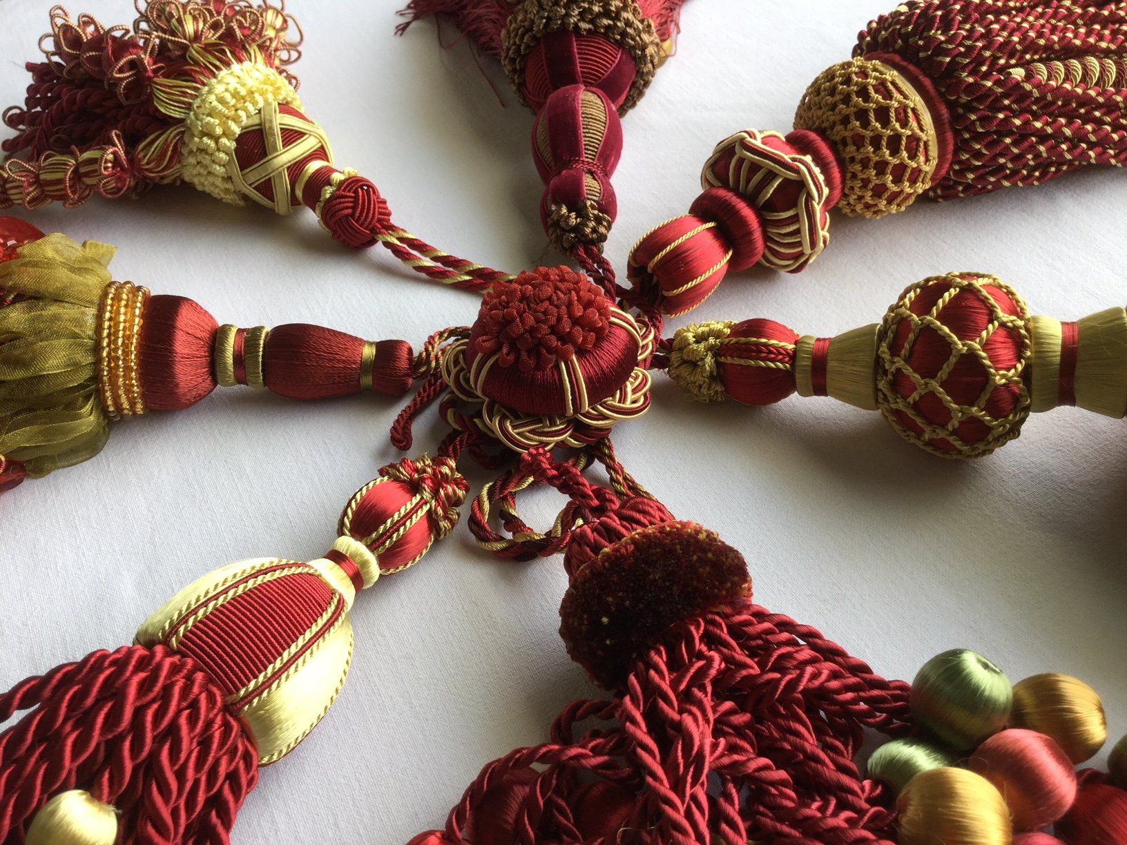 Realizzazione artigianale di frange per scenografia teatrale