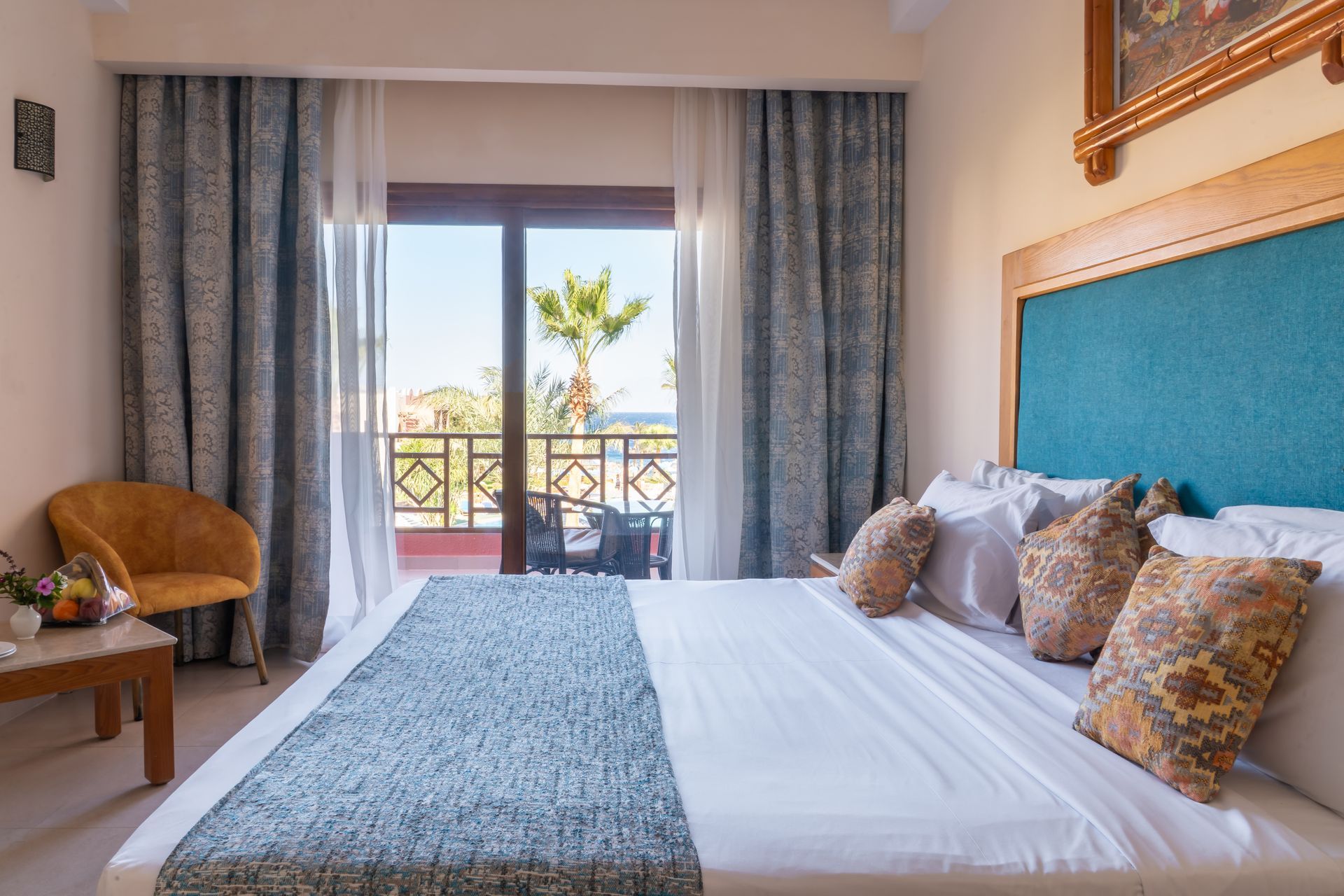 ROOMS & SUITES