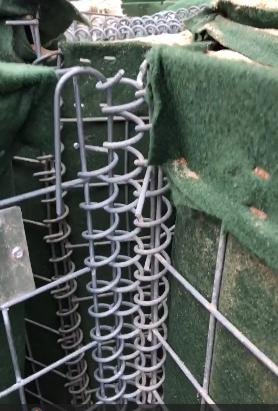 How to connect an empty HESCO flood barrier to a full HESCO barrier