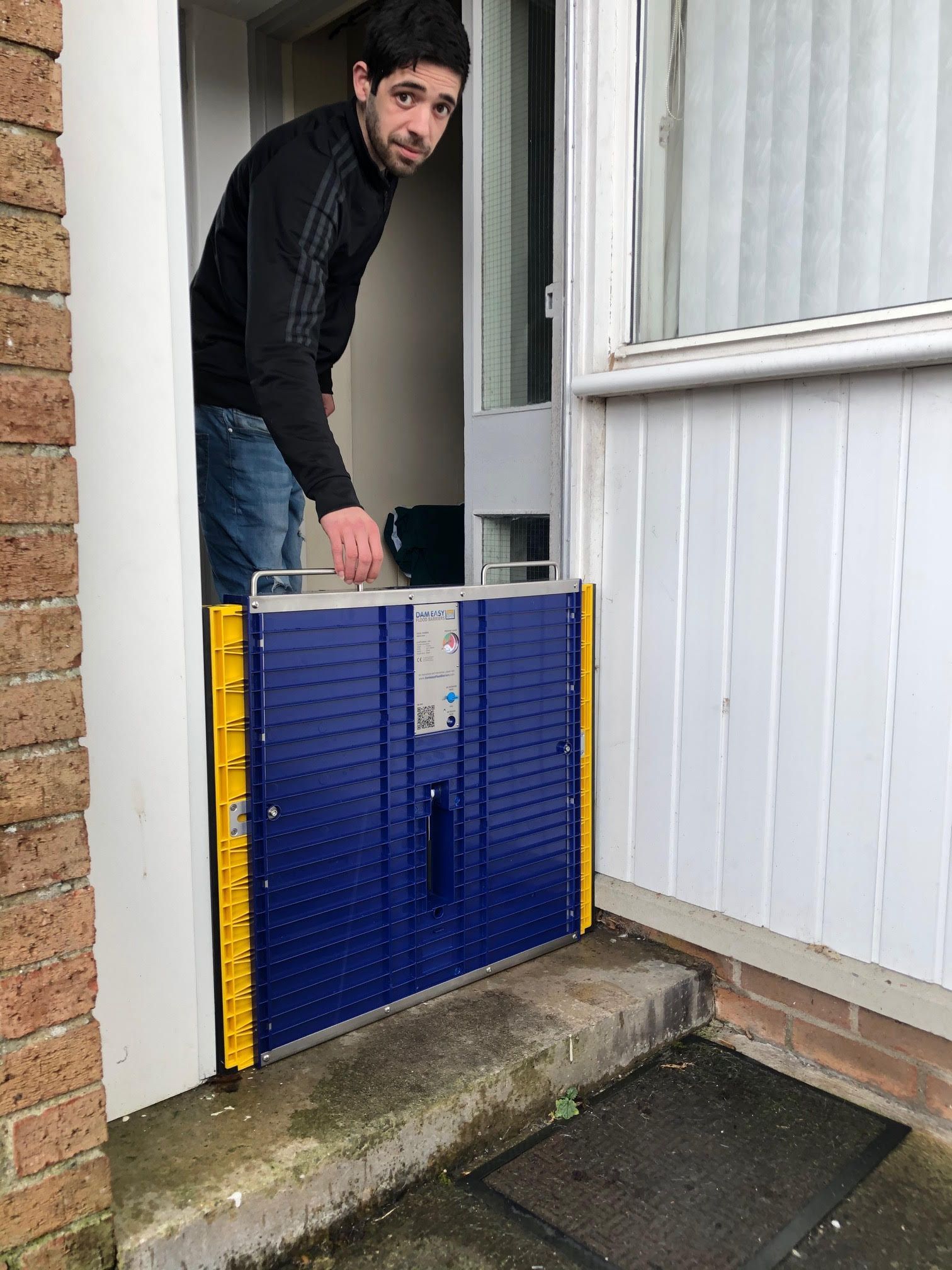 Short flood barriers