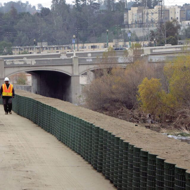 Flood defense wall
