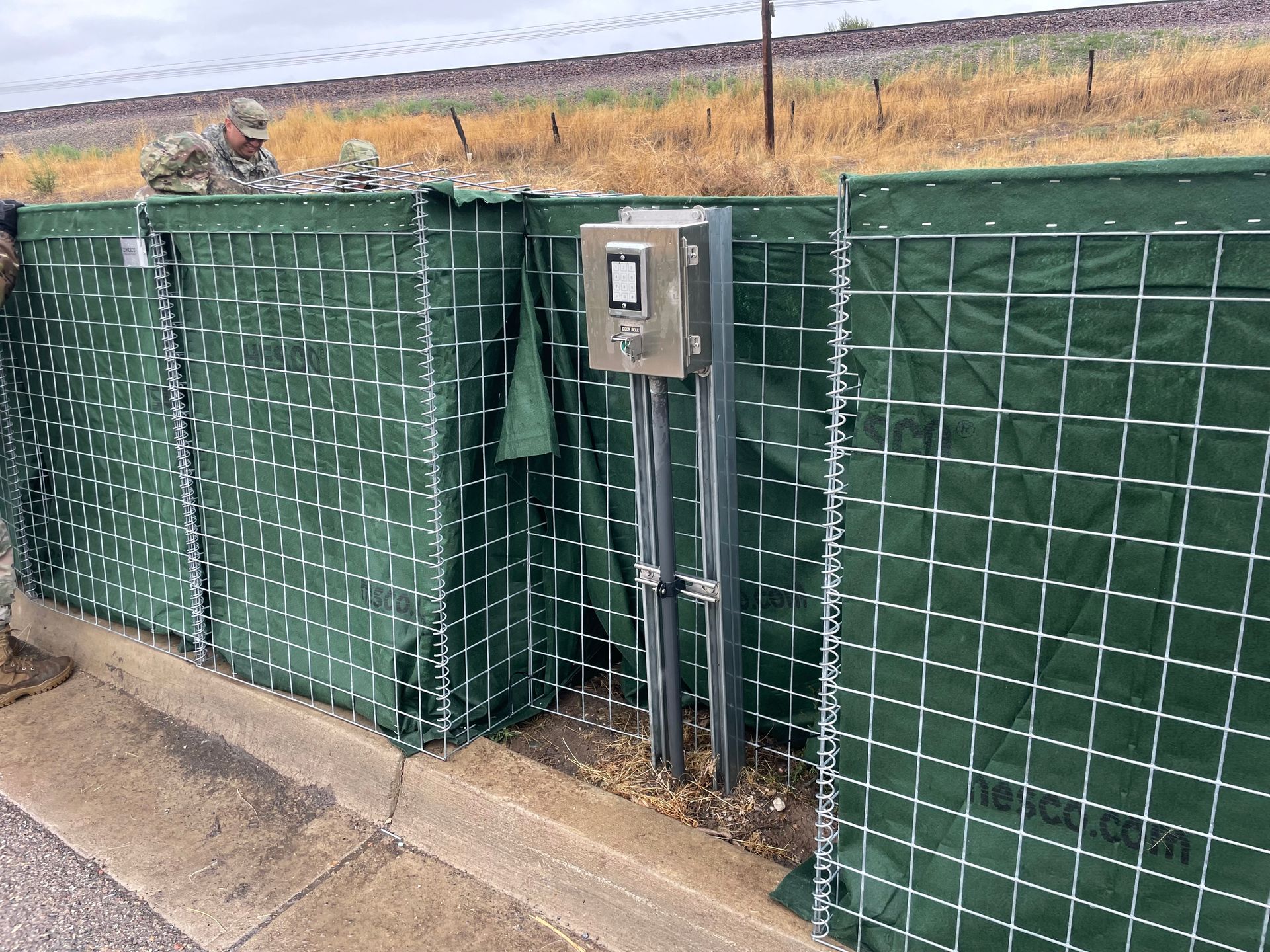 Modified HESCO face panel when creating a floodwall to protect infrastructure and flood resiliency 