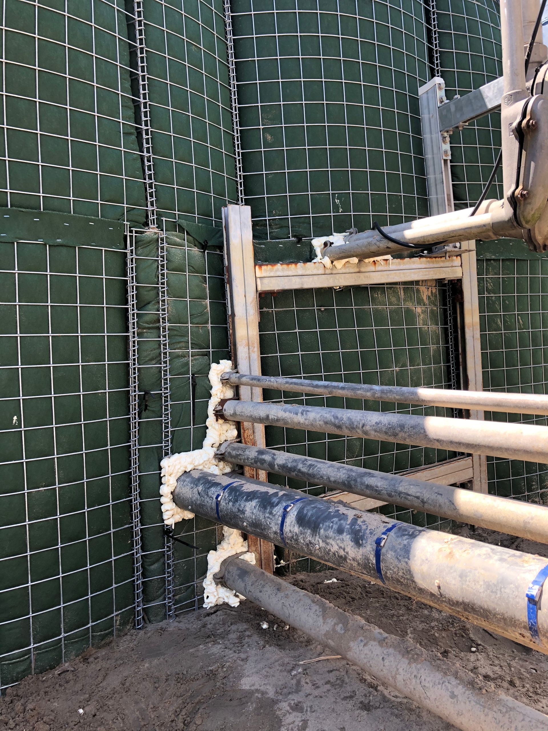 Flood Protection around Oil and Gas Pipes with Modified HESCO Barriers 3