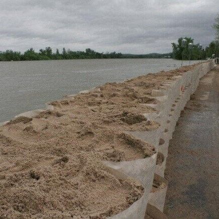 Large Sandbag System for a Flood Barrier Using the Defencell Flood Protection Barrier