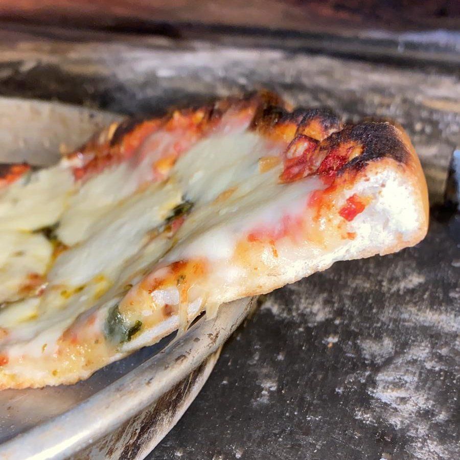 Pizza cotta in forno a legna