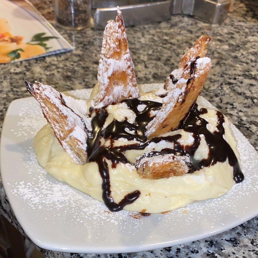 Dolce con crema e cioccolato fatto in casa