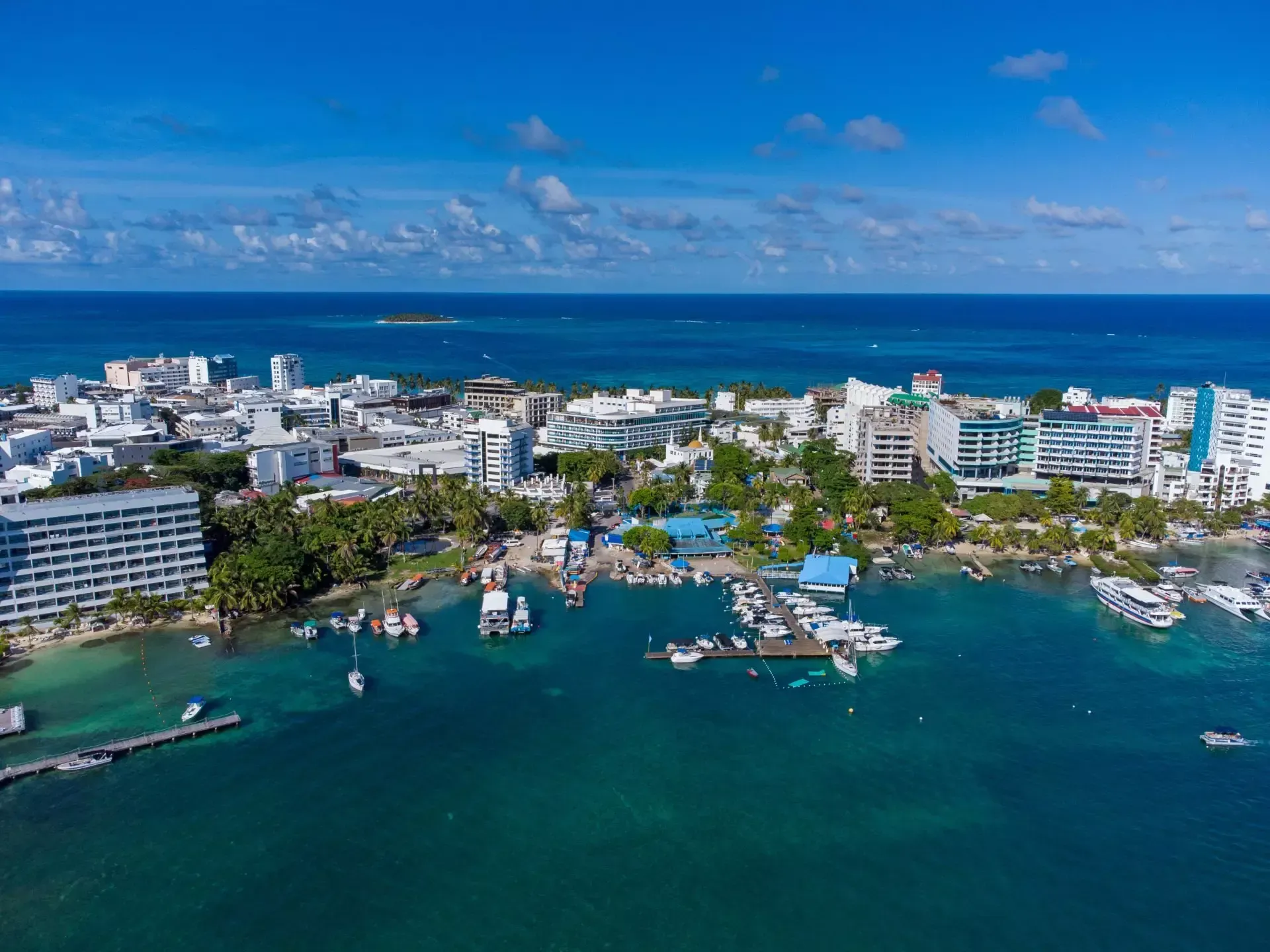Vista aérea de bahía y mar azul en San Andrés, recorrido recomendado para conocer el mar de la isla.