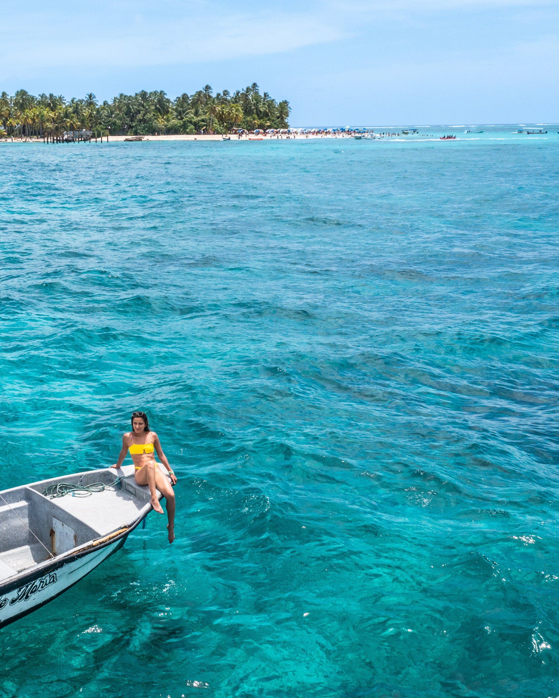 Lancha sobre el mar cerca de un islote en San Andrés, plan para huéspedes de hoteles en San Andrés cerca a la playa.