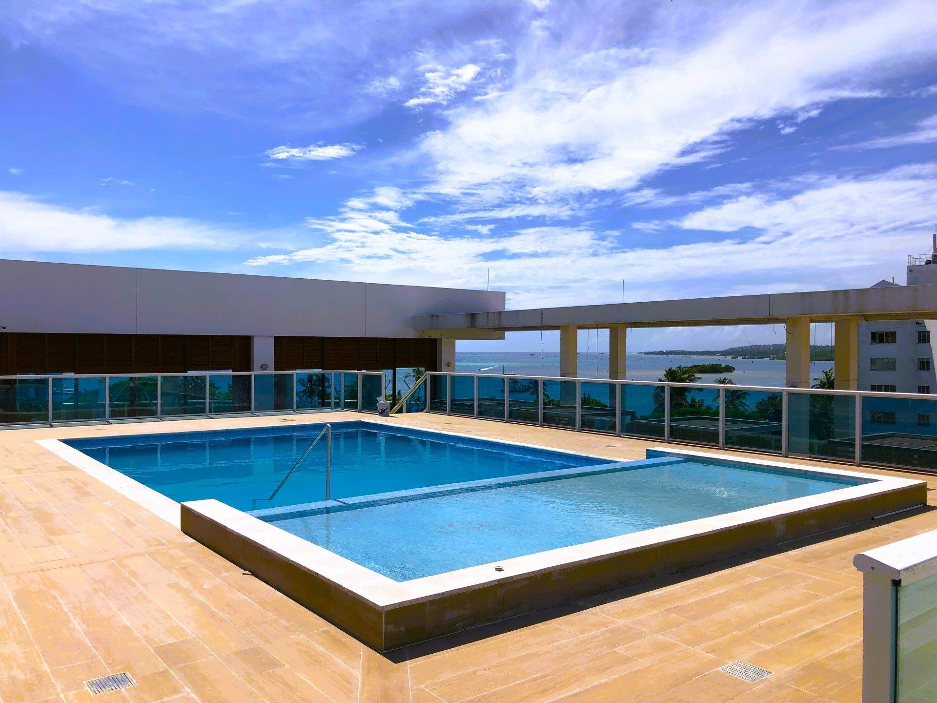 Piscina tipo rooftop con vista abierta en hotel en San Andrés, espacio para descansar después de un día de playa.