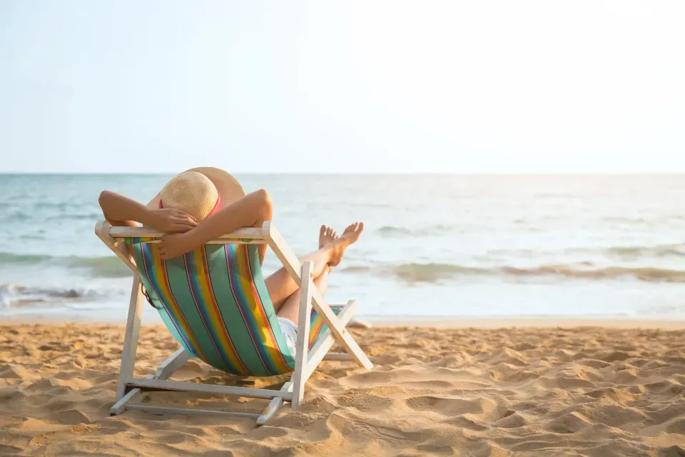 Turista relajándose en una silla frente al mar, a pocos minutos del Hotel Aqualina Inn San Andrés, alojamiento céntrico ideal para vacaciones en la isla.