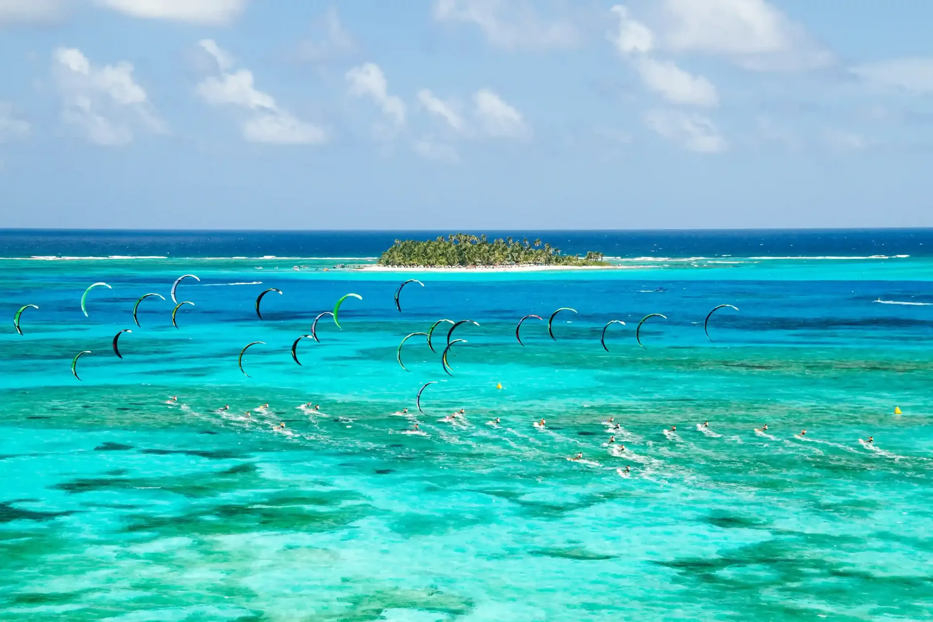 Playa de Andrés con agua turquesa, mar tranquilo, paisaje caribeño.