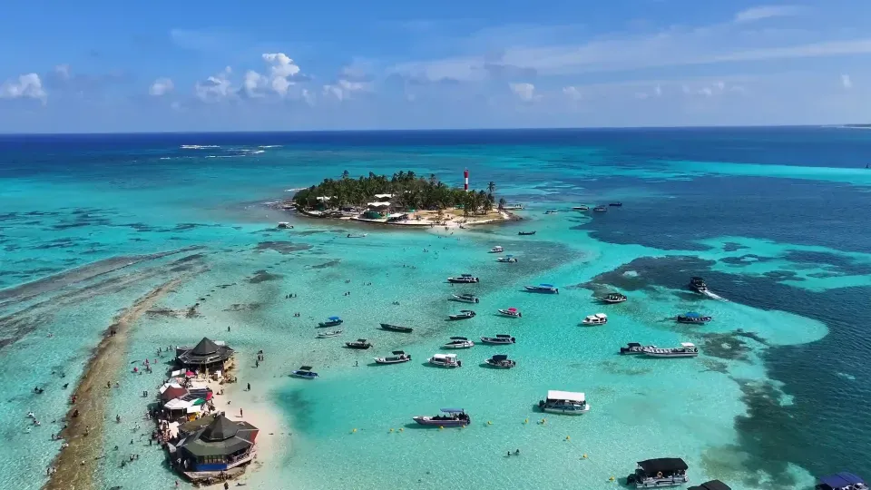 Islote Johnny Cay en San Andrés, cerca del Hotel Aqualina Inn, con playas de arena blanca, mar de siete colores y planes de snorkel y turismo en el Caribe colombiano