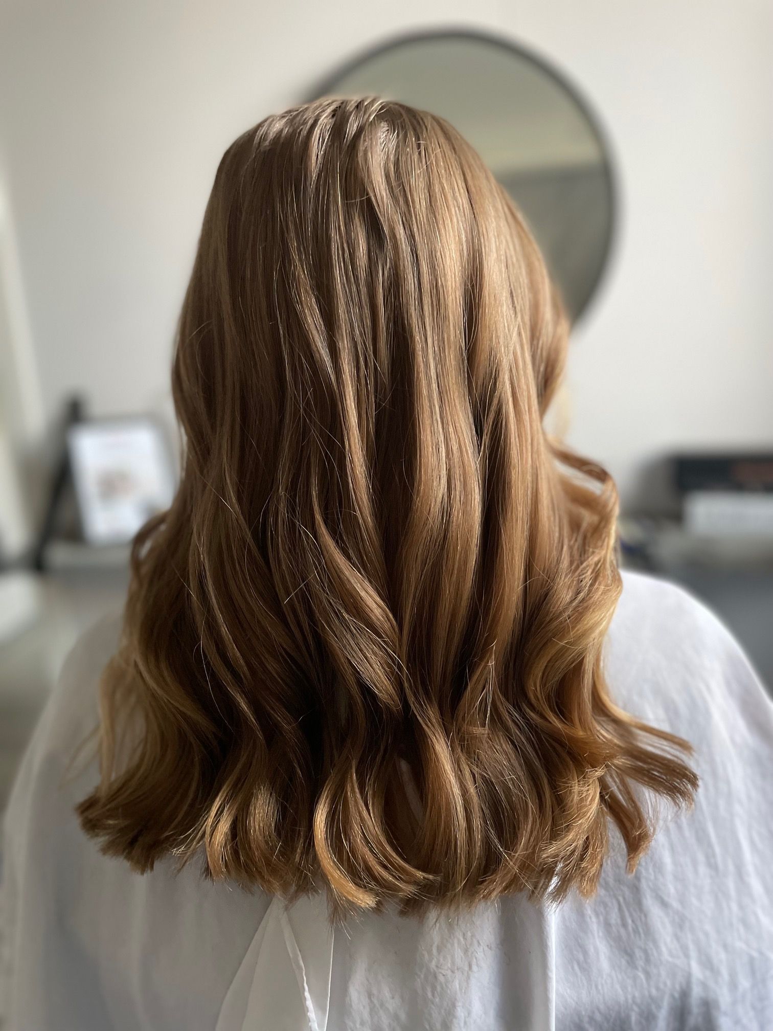 Bruin haar met krullen en losse golven aan de uiteinden.