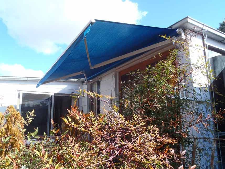 Blue Awning Over a Window of a White Building ā Toowoomba Shade & Canvas in Harristown, QLD
