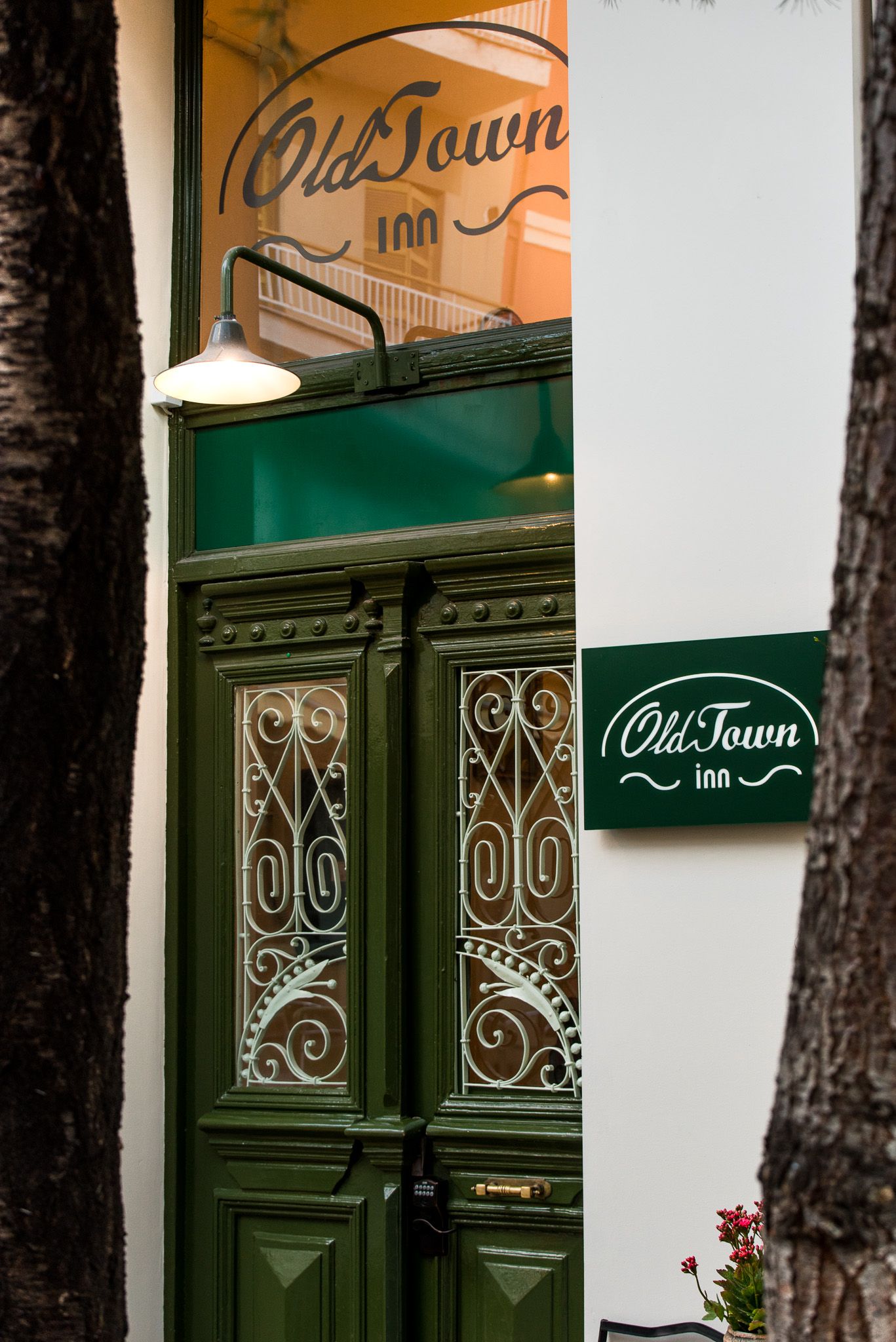 Η είσοδος στο Old Town Inn, με μια πράσινη, περίτεχνη διπλή πόρτα, μια γυάλινη πινακίδα στο πρυμναίο καθρέφτη και μια ασορτί πινακίδα στον τοίχο.