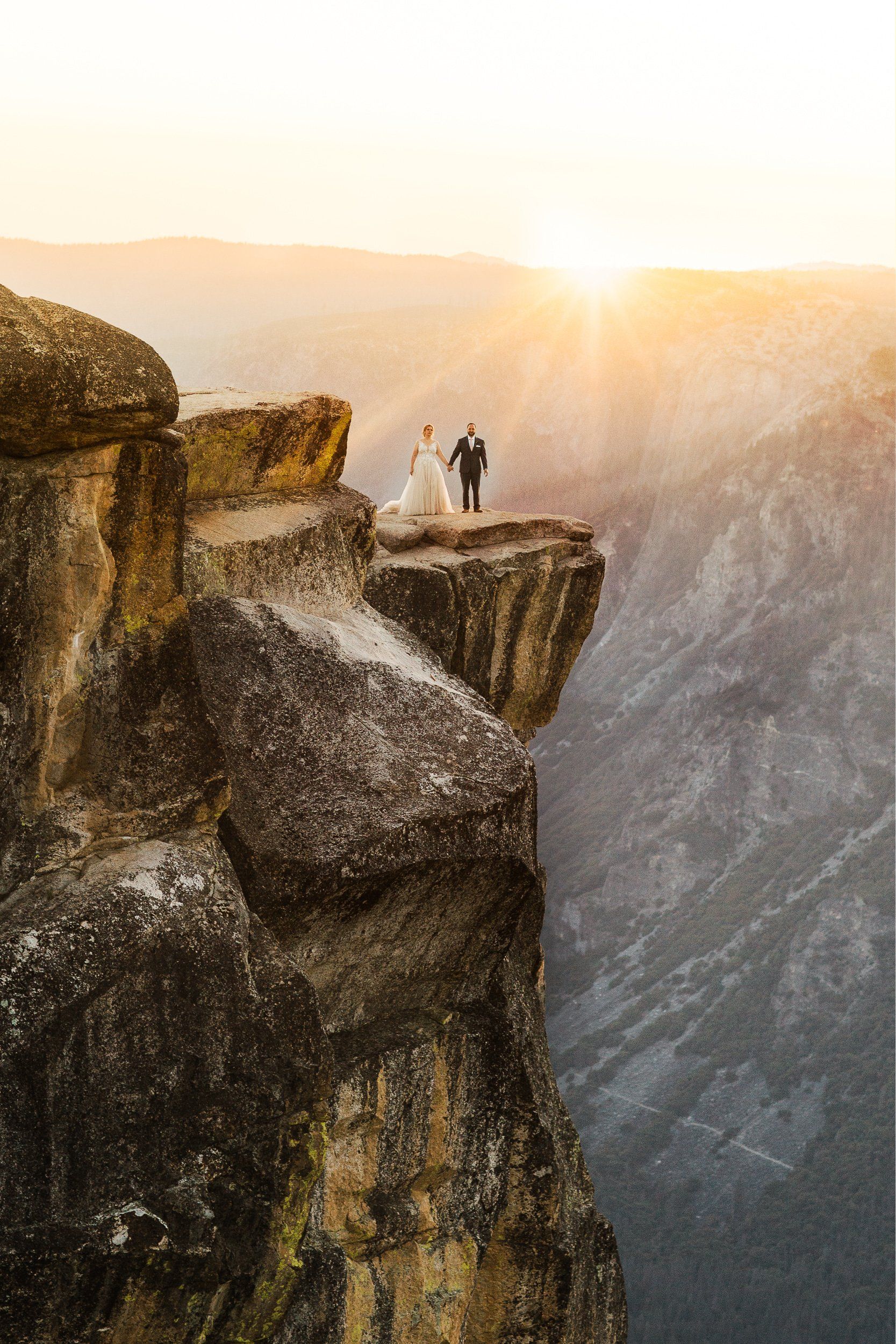 Wedding couple getting married in Yosemite National Park