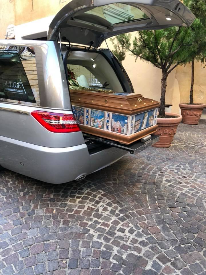 auto funebre in servizio