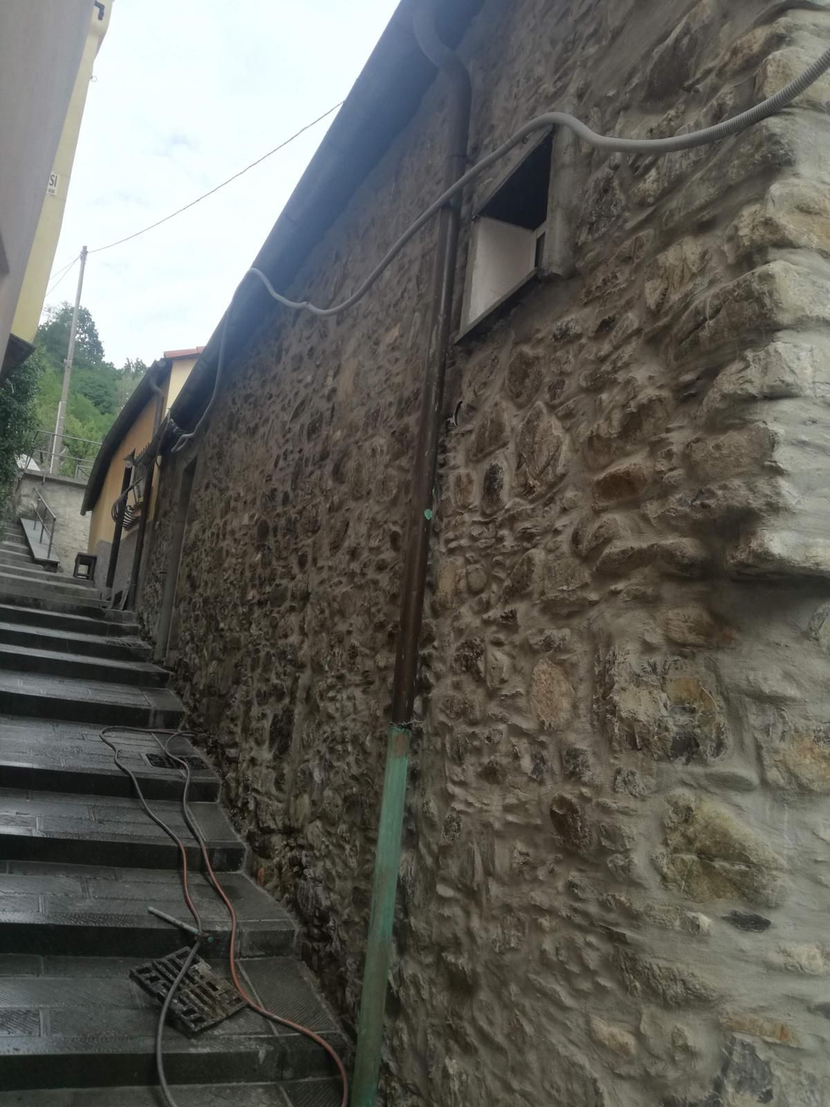 ristrutturazione muro in pietra