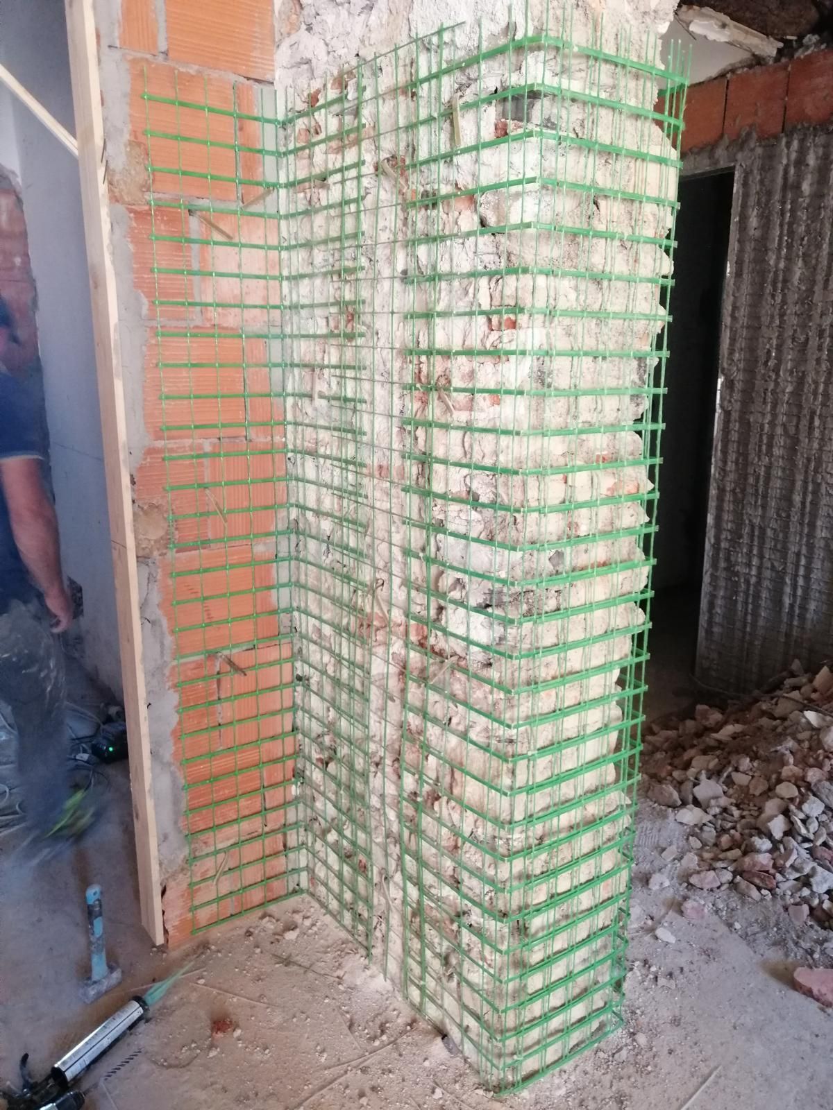 muro in fase di costruzione