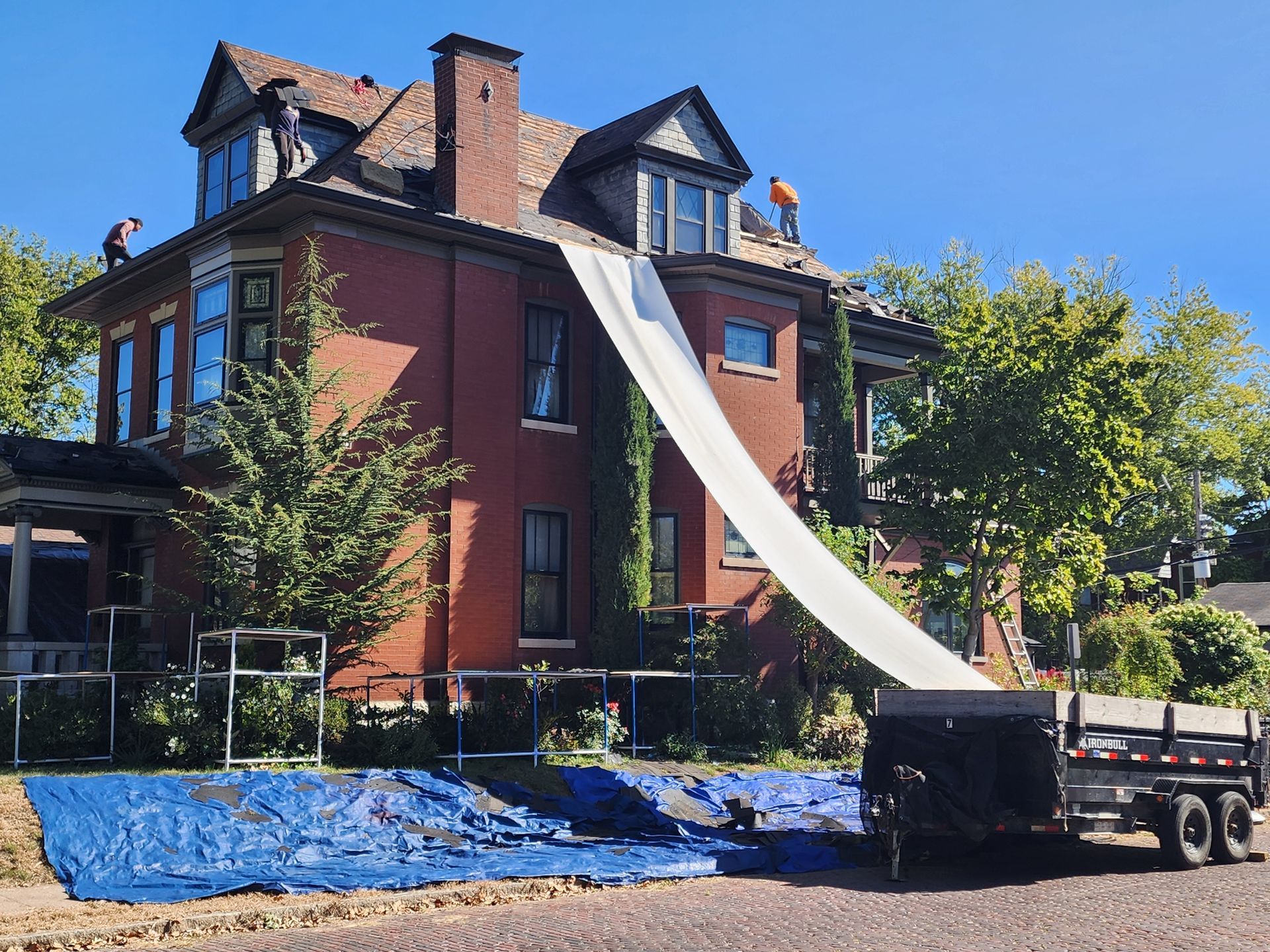 Residential roof replacement in St. Louis, MO.