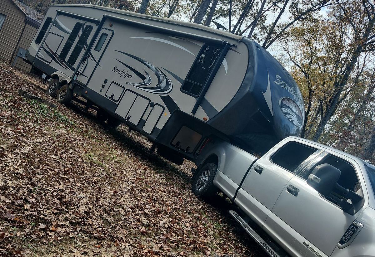 A man is pointing at the back of a moving truck