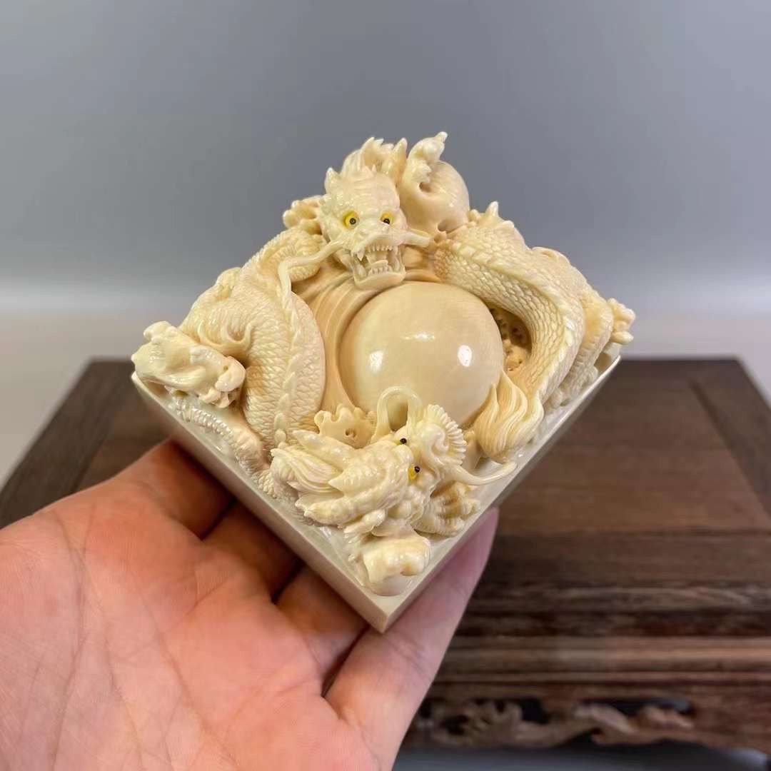 《雙龍戲珠》象牙印章