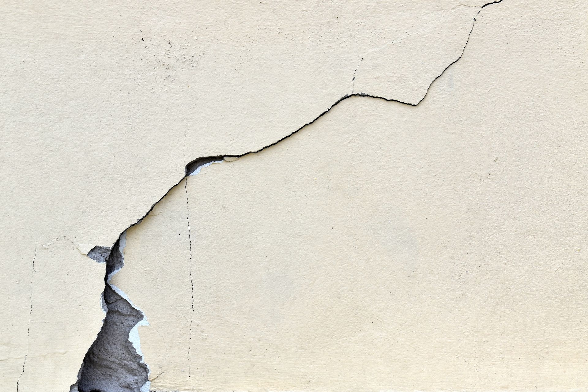 Crack wall