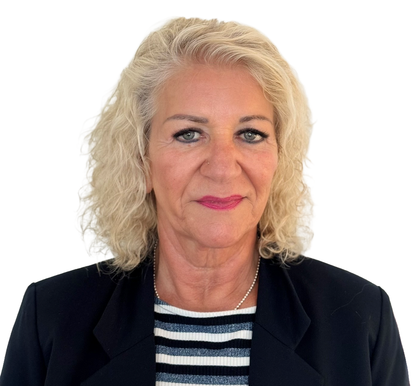 Eine Frau in einem schwarzen Top und einer goldenen Halskette lächelt in die Kamera