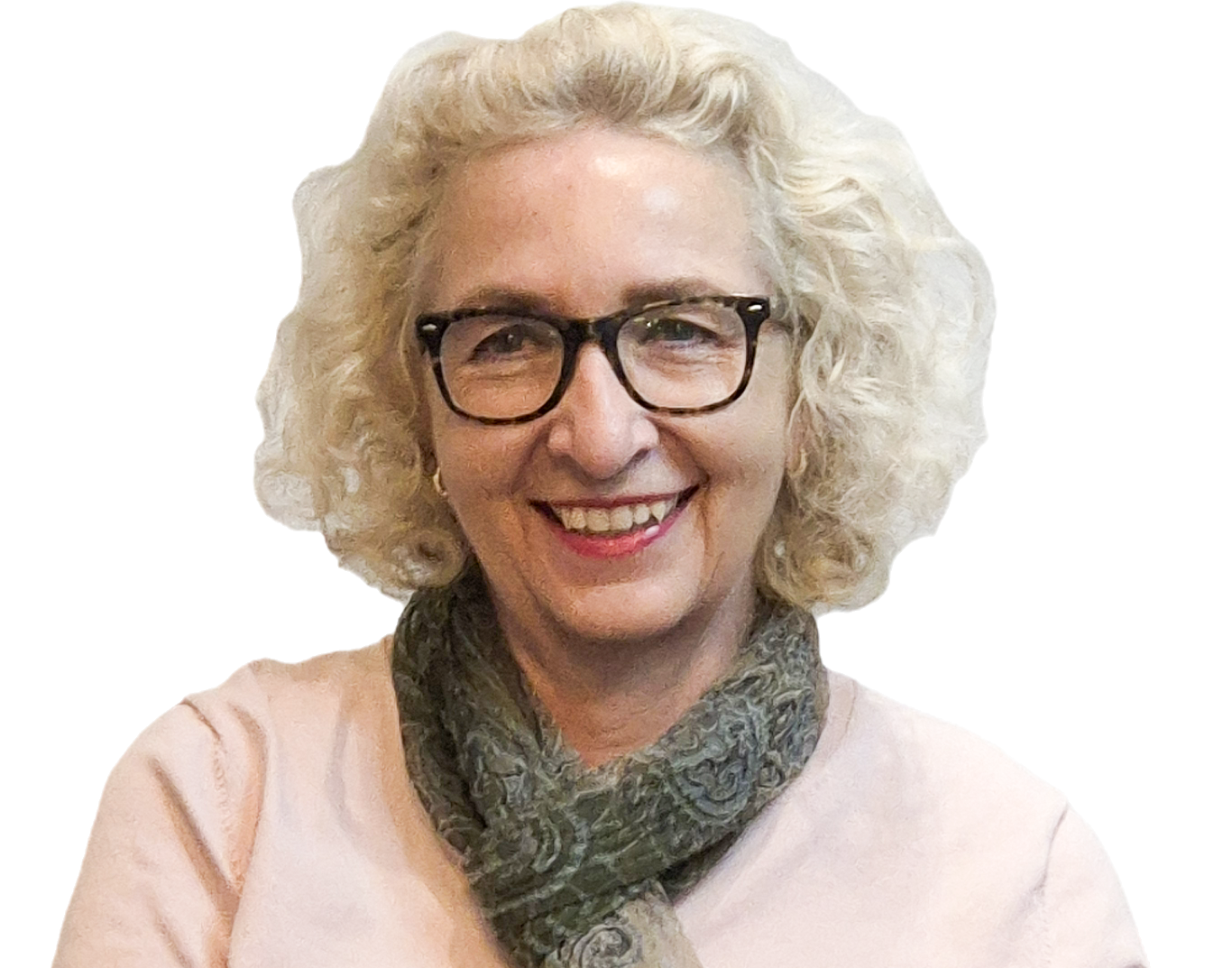 Eine Frau mit lockigem blondem Haar trägt ein rotes Hemd und lächelt.