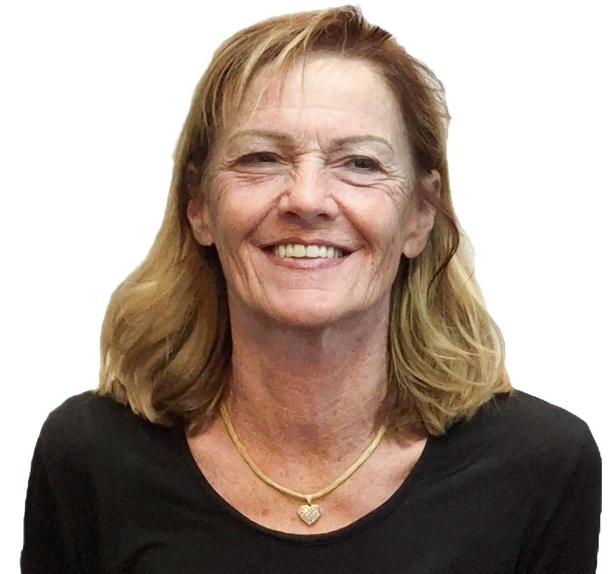 Eine Frau in einem schwarzen Top und einer goldenen Halskette lächelt in die Kamera