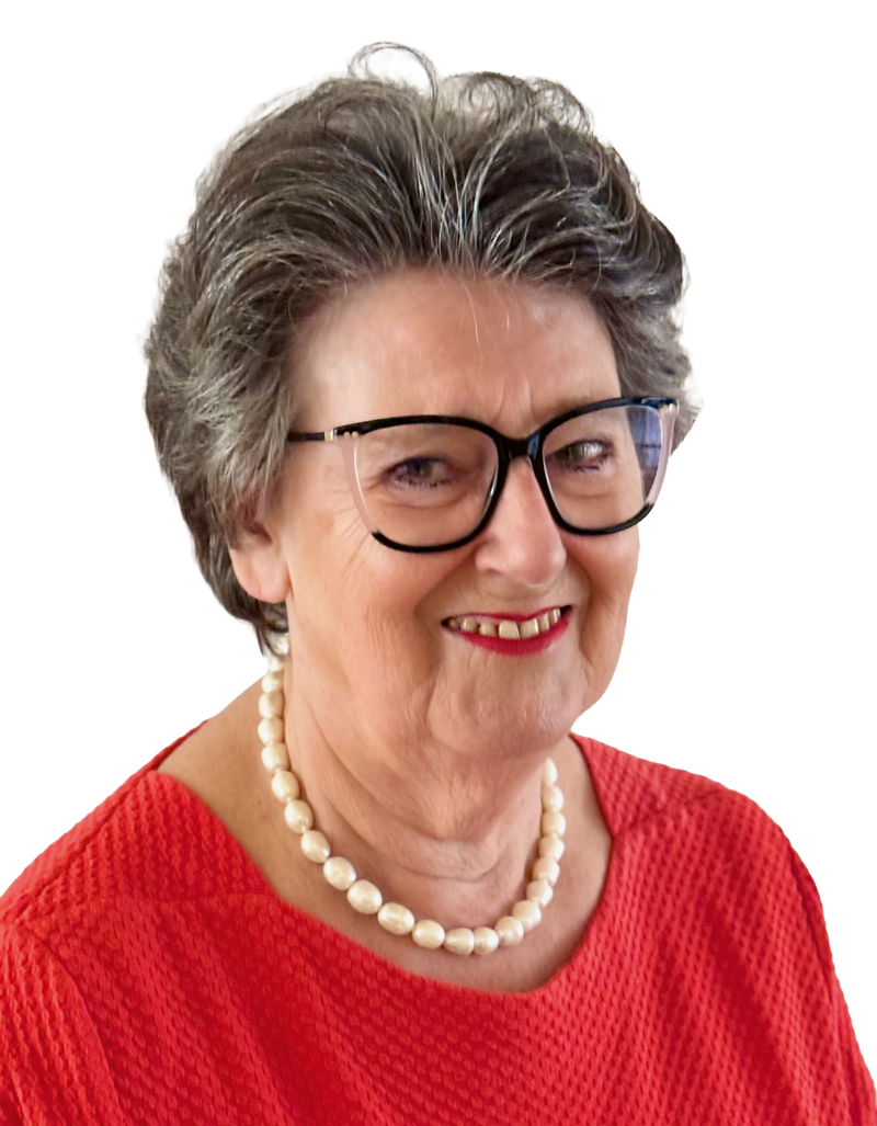 Eine Frau mit Brille und rotem Hemd lächelt