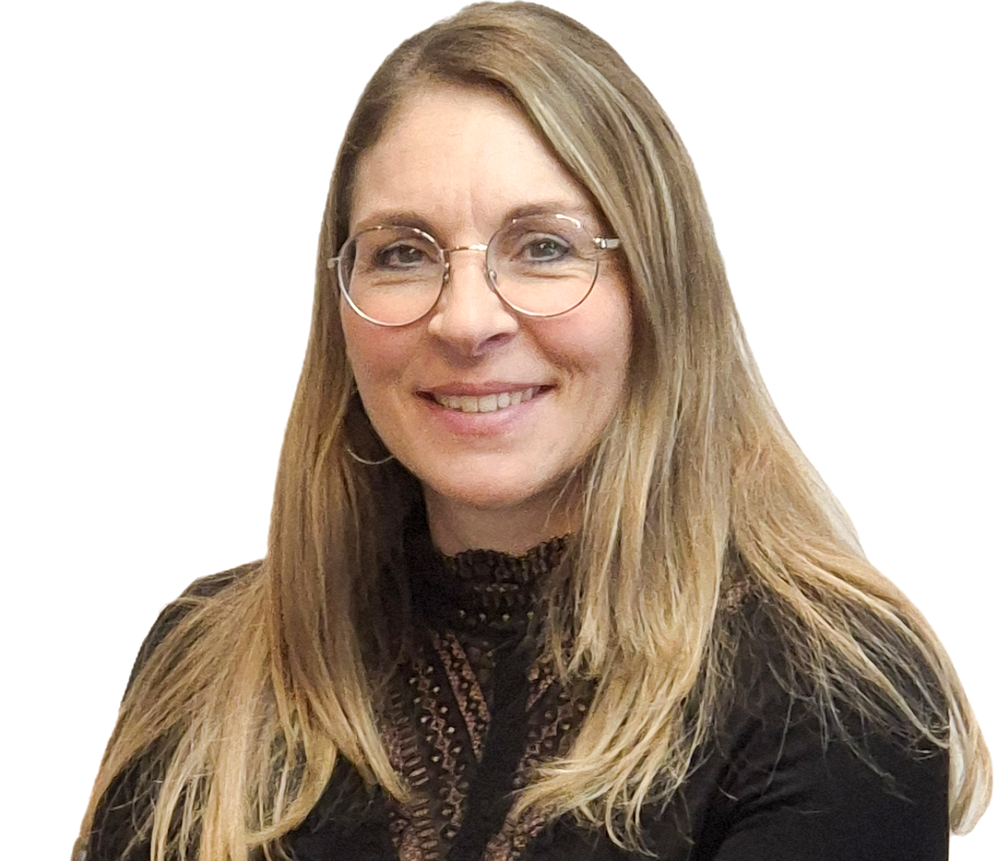 Eine Frau mit Brille und schwarzem Hemd lächelt in die Kamera.