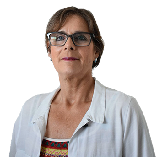 Eine Frau mit Brille im weissen Kittel, die mit neutralem Gesichtsausdruck in die Kamera blickt.