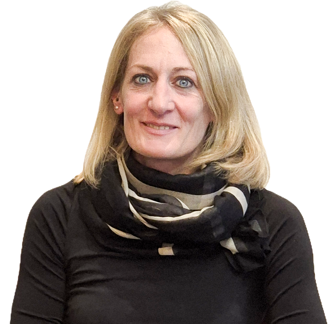 Eine Frau mit blonden Haaren und blauen Augen trägt eine schwarze Jacke.