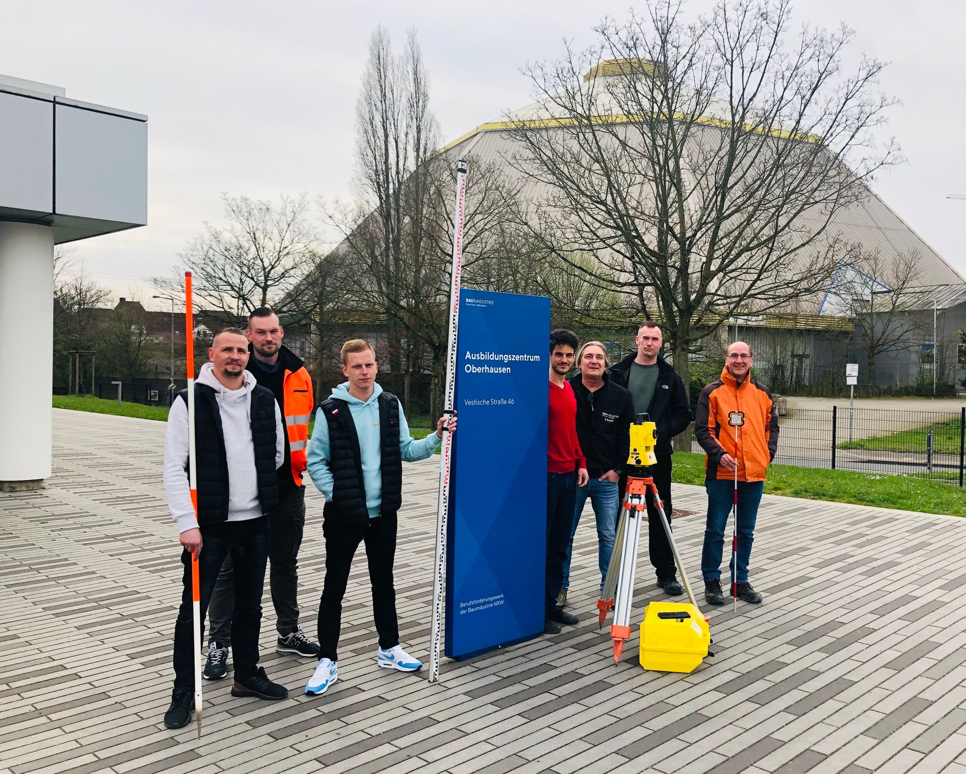 „Nach drei Seminartagen „Grundlagen der Vermessungskunde im Tiefbau“ in unserem Ausbildungszentrum der Bauindustrie NRW 
In Oberhausen Osterfeld, haben sich alle Teilnehmer nach erfolgreichem Abschluss ein erholsames und schönes Wochenende verdient.
Die Besprechung; Planung und Aufgabenstellung praxisnaher Vermessungstechniken in der Horizontal- und Vertikalmessung wurde von ihnen mit großem Interesse
und Neugier aufgenommen und millimetergenau ausgeführt. Ein Zertifikat für die Galerie gab es natürlich auch.
Vielen Dank für die Teilnahme! 
Wir suchen noch Interessierte für den nächsten Termin, herzlich willkommen!“
