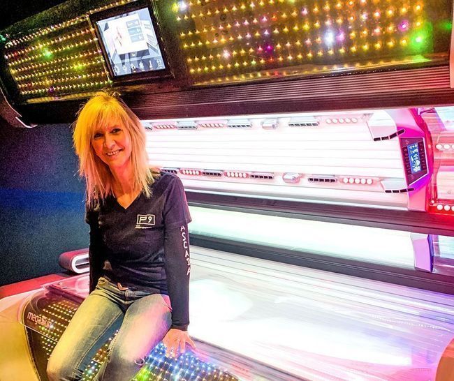 Kundenbetreuerin Karin vor P9 Solarium im SunWorld Solarium Zürich – persönliche Beratung und Betreuung direkt im Studio in St. Gallen an der Bahnhofstrasse 5 und an der Rorschacherstrasse 189.