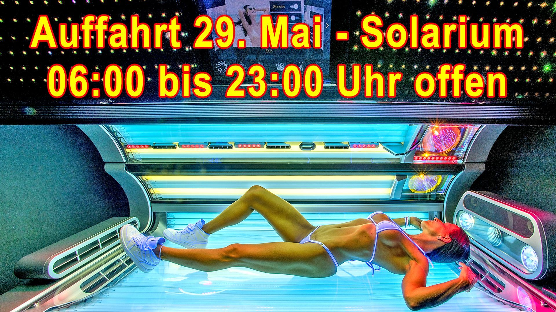 Eine attraktive Frau liegt im Solarium und geniesst bei schlechtem Wetter draussen die Sonne.