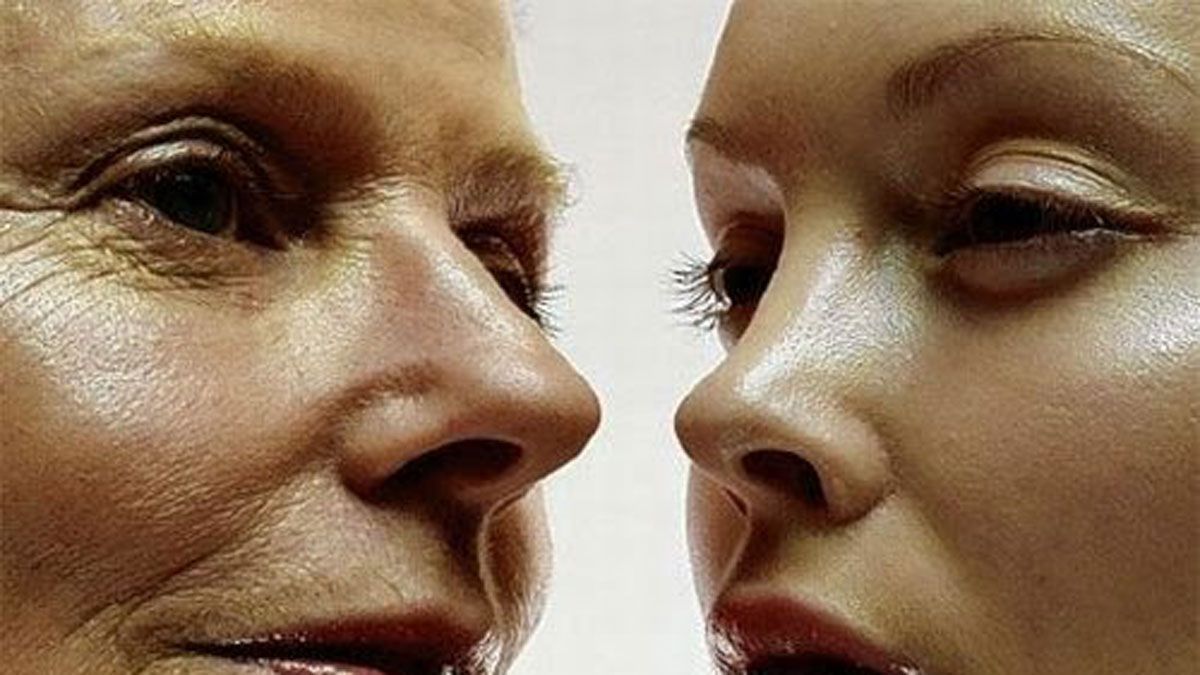 Zwei Gesichter, eines mit Falten, das ander faltenlos dank beauty Collagen Licht