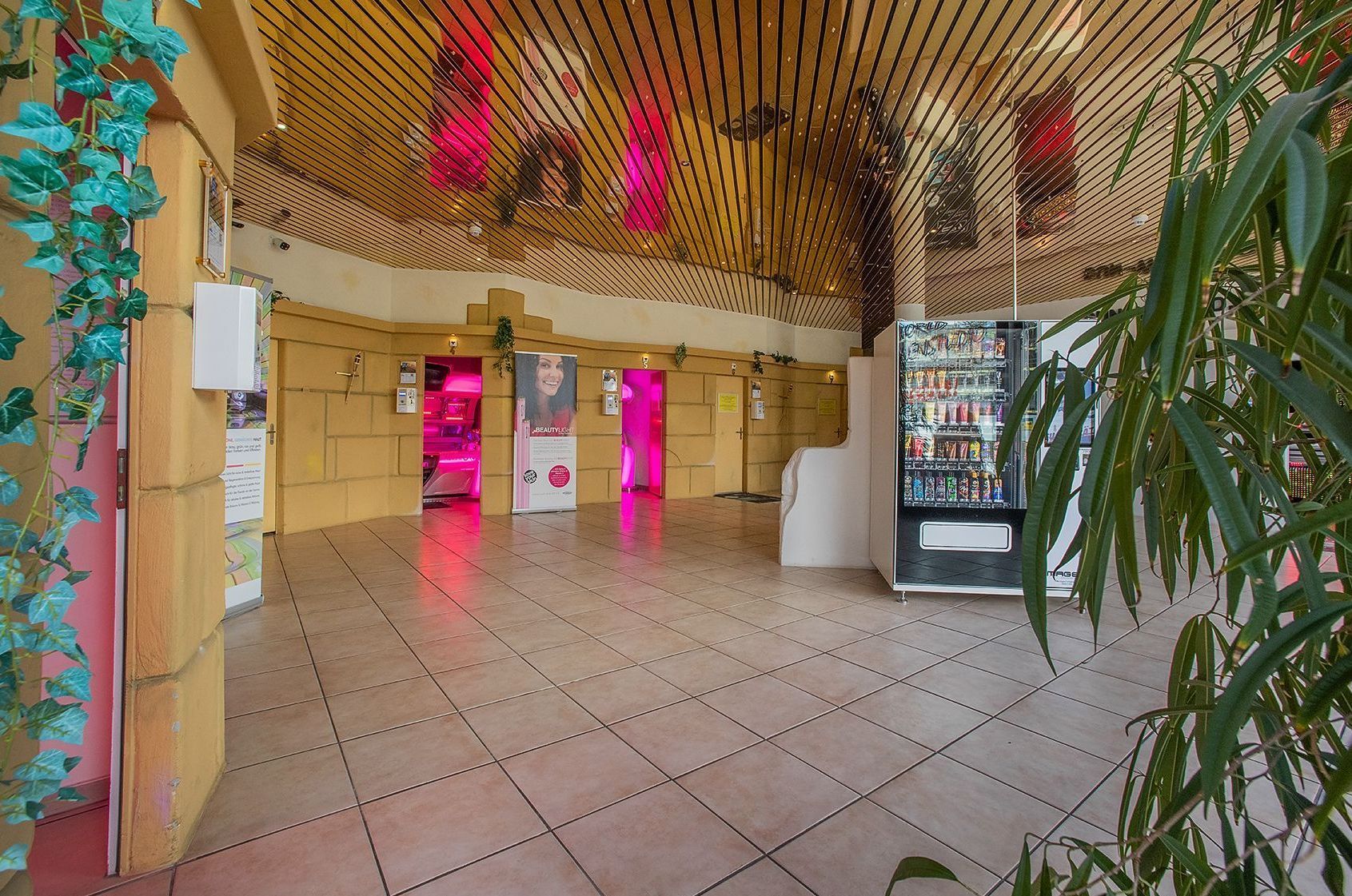 Innenansicht des SunWorld Solariumstudios Zürich mit Kosmetik Verkaufs Automaten, modernen Solarien und stilvollem Ambiente – 365 Tage offen für dein perfektes Bräunungserlebnis.