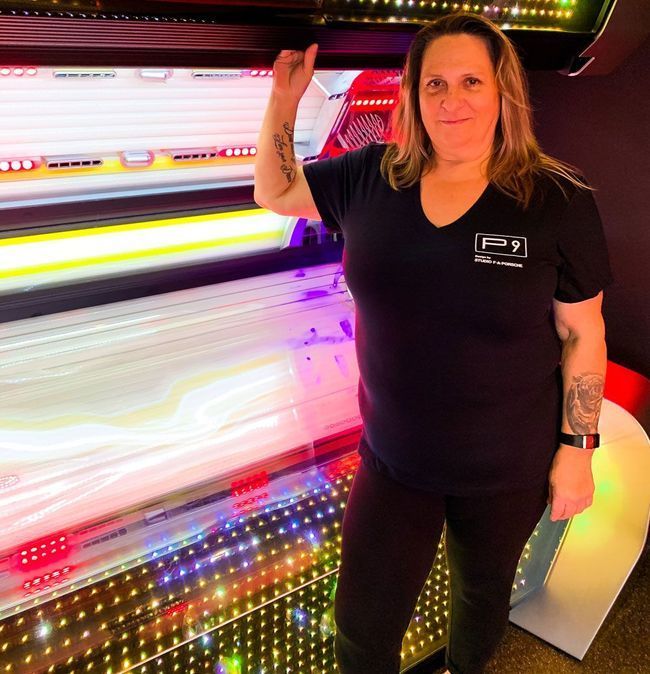 Kundenbetreuerin Astrid vor P9 Solarium im SunWorld Solarium Gossau – persönliche Beratung und Betreuung direkt im Studio an der St. Gallerstrasse 219.