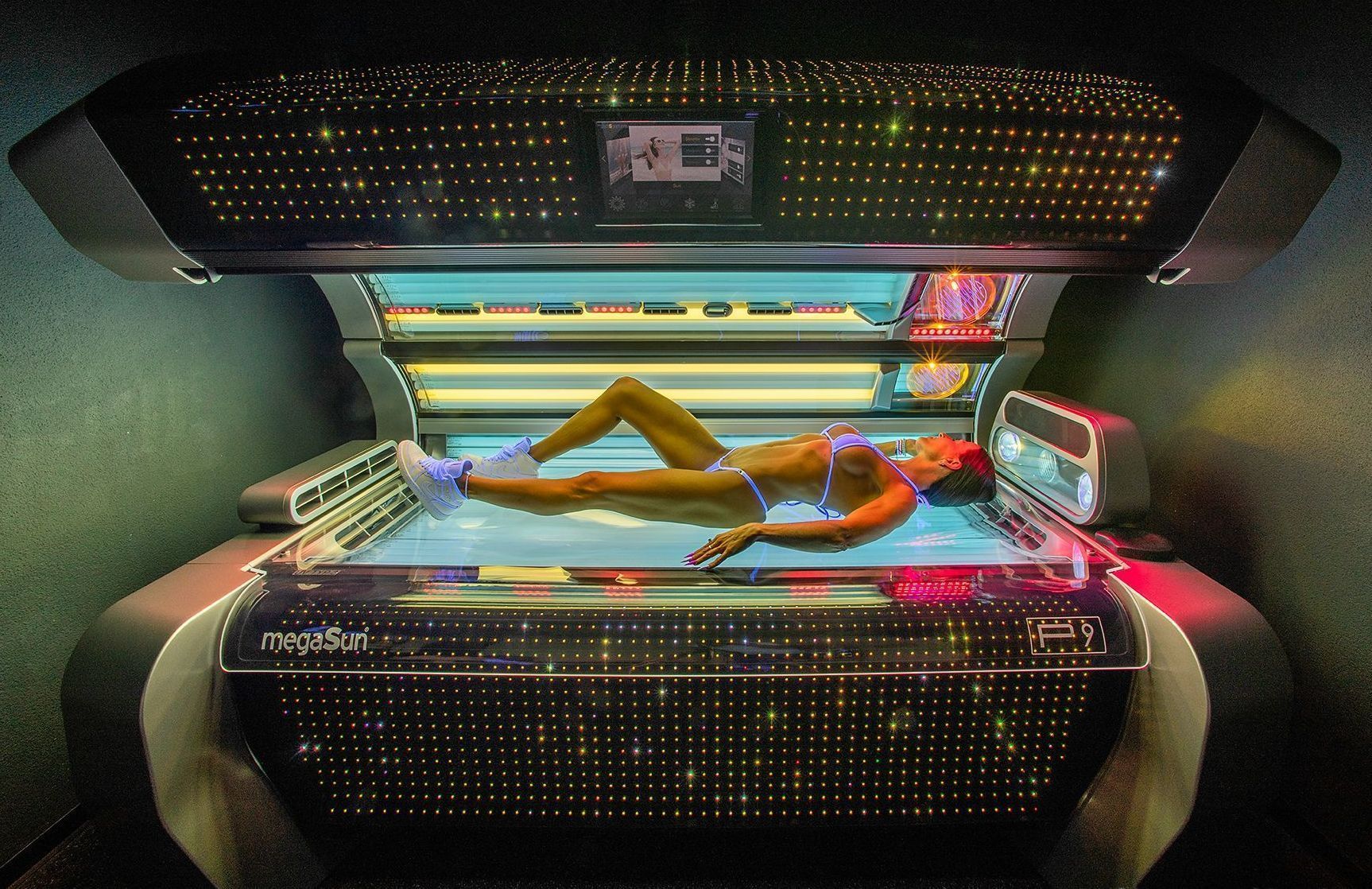 Frau im P9 Solarium mit Collagen- und Vitamin-D-Licht – SunWorld bietet effektive Lichttherapie gegen Hautprobleme wie Schuppenflechte und Neurodermitis.