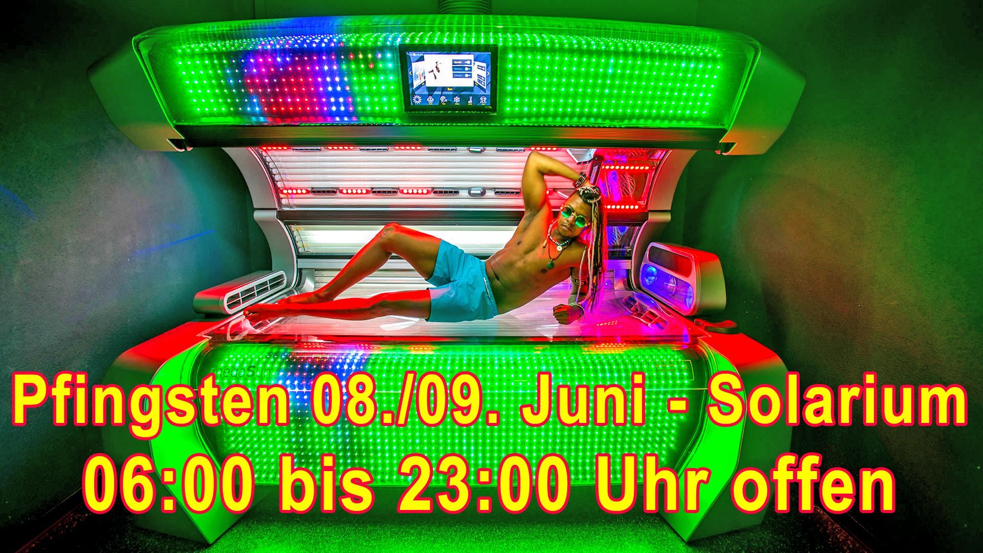Ein Mann liegt auf einer P9 Sonnebank und zeigt an dass das Solarium an Pfingsten 2025 geöffnet ist.