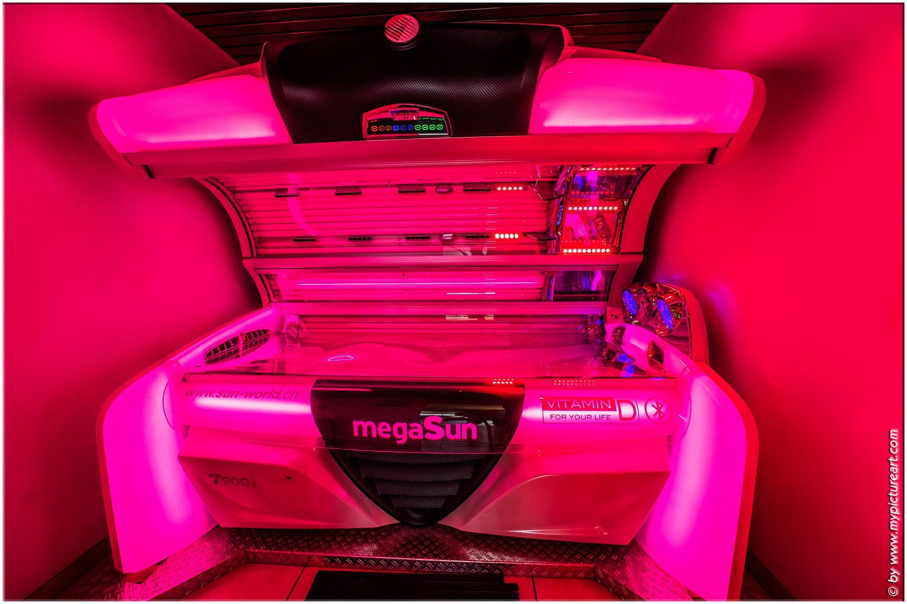 Ein Mega-Sonnenbräuner mit rosa Lichtern darauf