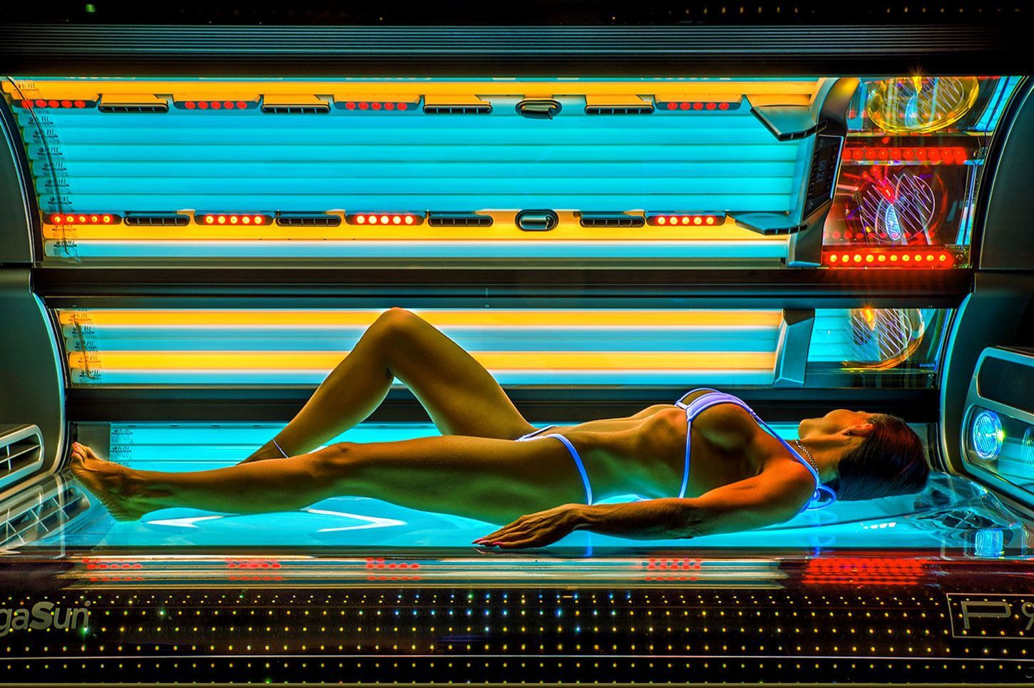 Frau entspannt im SunWorld Solarium mit Vitamin-D-Licht zur Förderung eines gesunden Herz-Kreislauf-Systems und zur Unterstützung der Gefässelastizität.