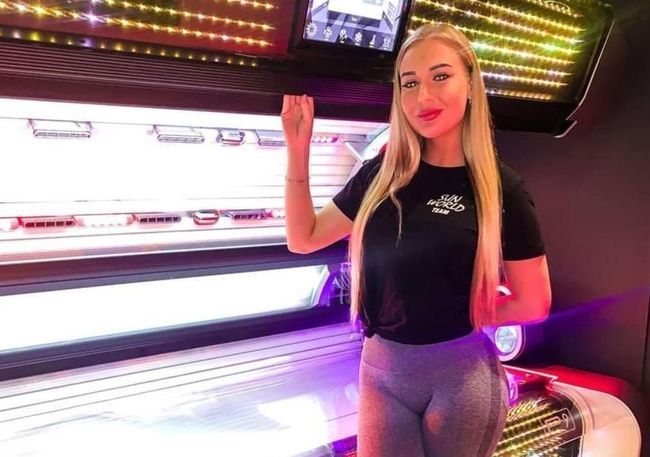 Kundenbetreuerin Cathi vor P9 Solarium im SunWorld Solarium Kreuzlingen – persönliche Beratung und Betreuung direkt im Studio am Alleeweg 12.