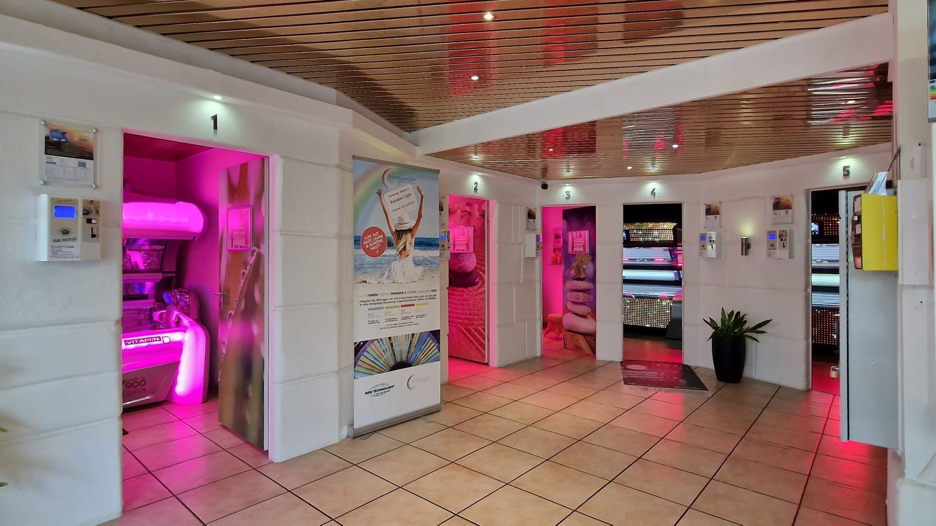 Innenansicht SunWorld Solarium St.Gallen – neue Sonnenbänke und entspannte Atmosphäre im Sonnenstudio an der Bahnhofstrasse 5 und an der Rorschacherstrasse 189.
