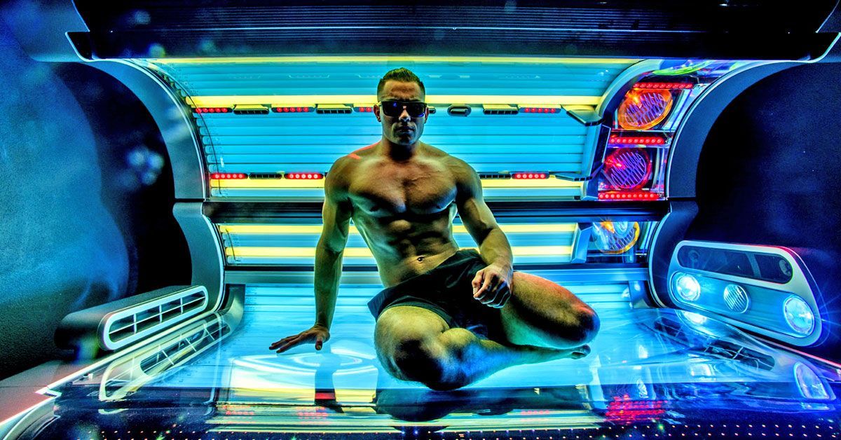 Bodybuilder sitzt im vollklimatisierten SunWorld Solarium – moderne Solariumröhren mit UV-, Vitamin D- und Collagen-Licht zur Unterstützung der Hautgesundheit.